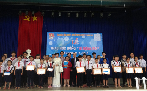 Trao 93 suất học bổng Lê Mộng Đào tại Bình Phước